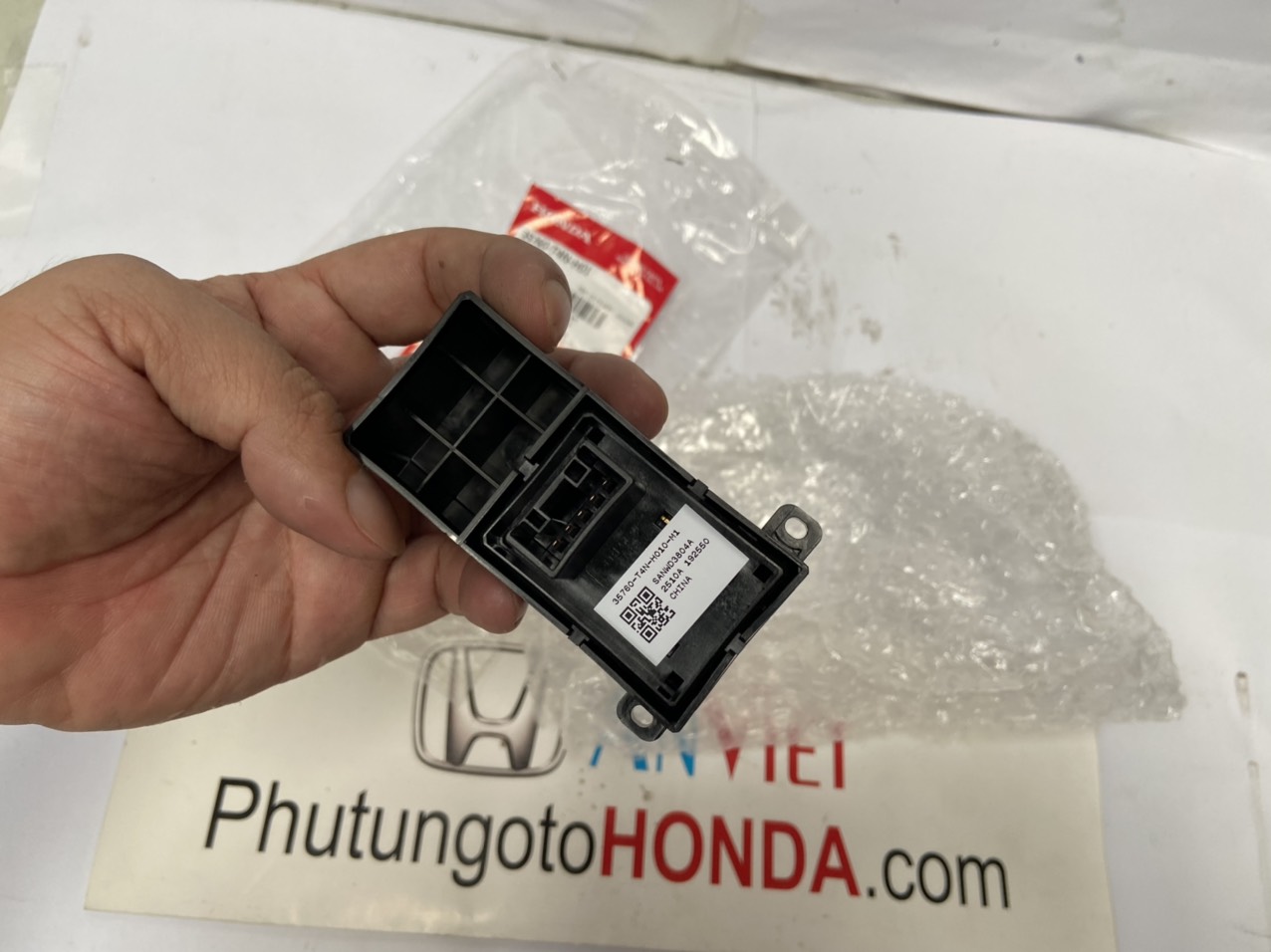 Công tắc lên xuống kính cửa xe Honda JAZZ